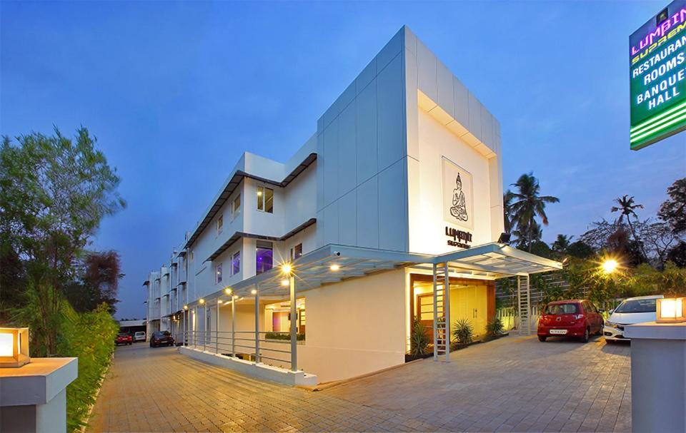 Hotel Lumbini Supreme à Thrissur Extérieur photo