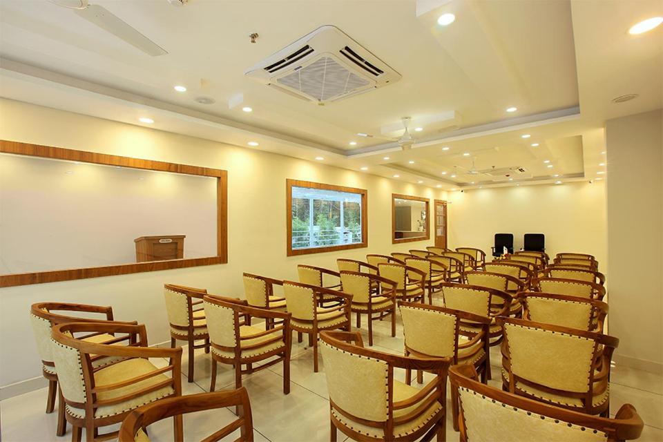Hotel Lumbini Supreme à Thrissur Extérieur photo