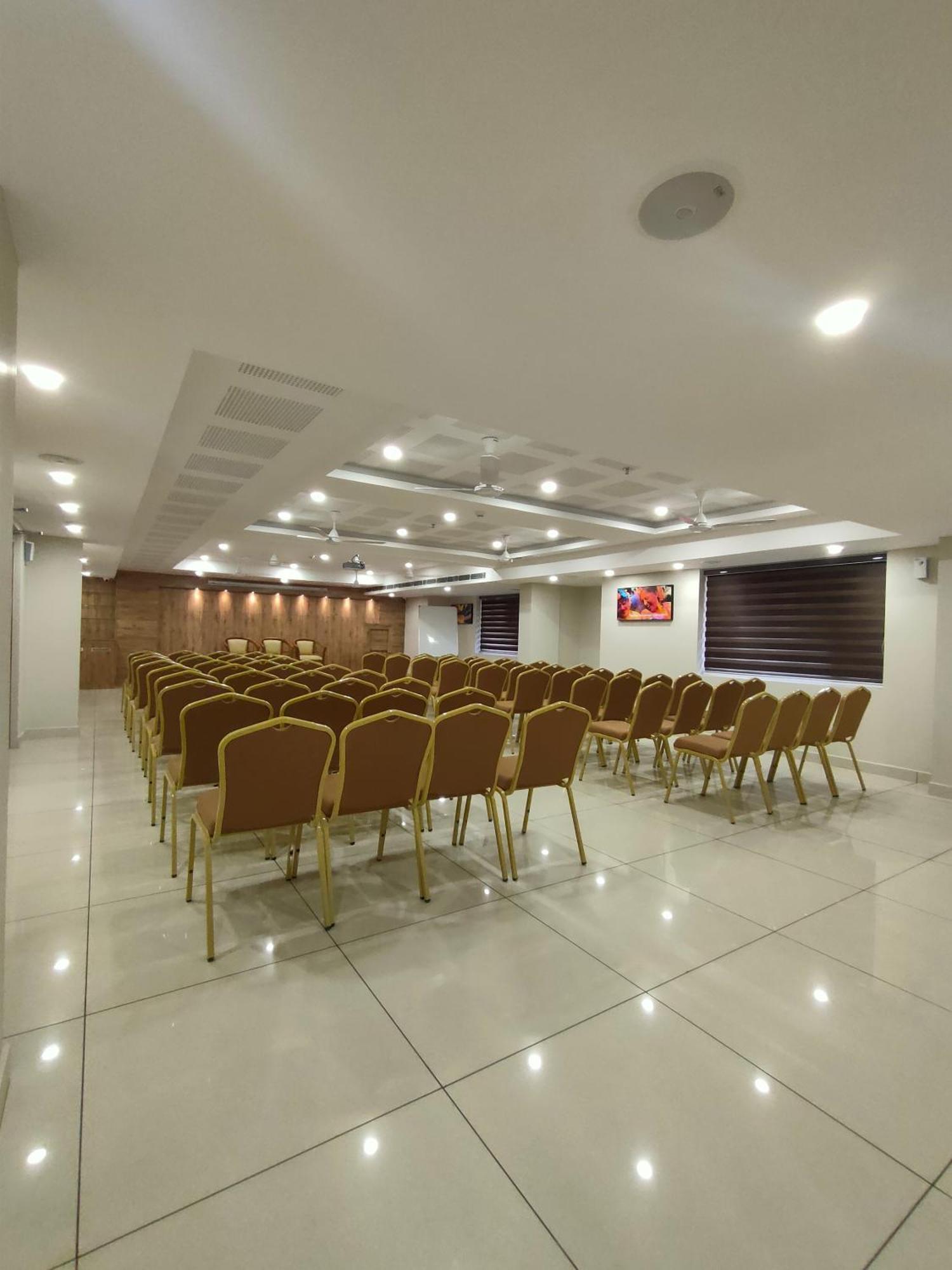 Hotel Lumbini Supreme à Thrissur Extérieur photo
